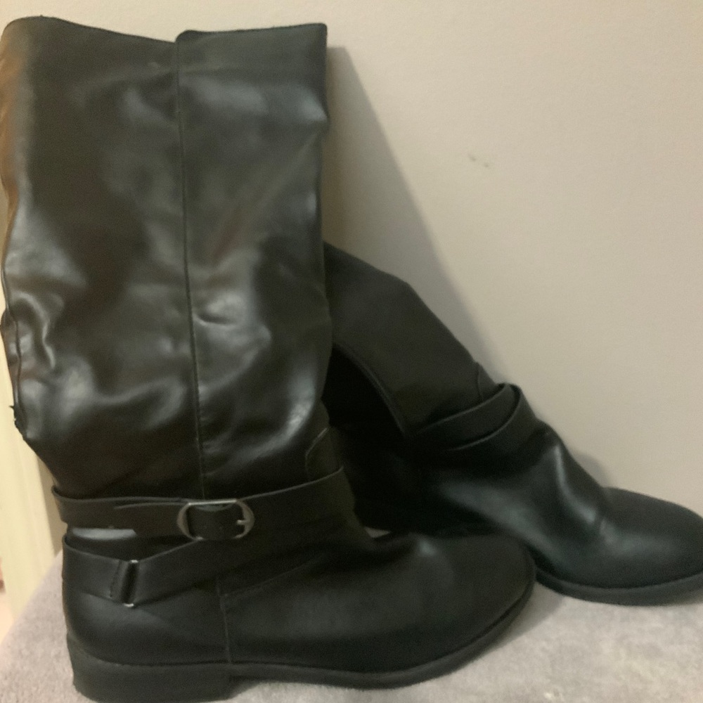 Casual but dressy easy wearing black boot for everyday wear